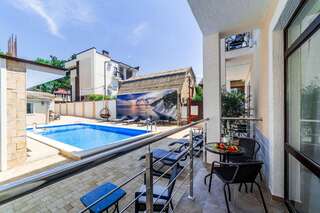Отель Blue Marlin Hotel Геленджик Двухместный номер комфорт с видом на бассейн -4