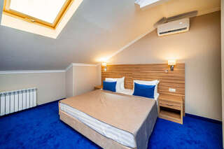 Отель Blue Marlin Hotel Геленджик Двухкомнатный семейный номер мансарда-1