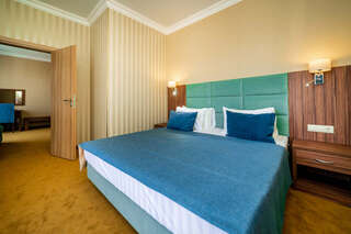 Отель Blue Marlin Hotel Геленджик Семейный двухкомнатный номер с балконом-4