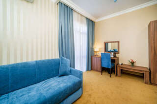 Отель Blue Marlin Hotel Геленджик Семейный двухкомнатный номер с балконом-1